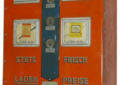 Nr. 10 – Zigarettenautomat, 4-Schacht, Modell: Unbekannt, Farbe: rot / blau / gold