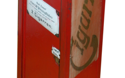 Nr. 12 – Cigarrenautomat, Modell: Unbekannt, Farbe: rot / schwarze Schrift