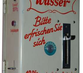 Nr. 14 – Parfümautomat, „Kölnisch Wasser“, Modell: Unbekannt, Farbe: Altweiß / Rote Schrift