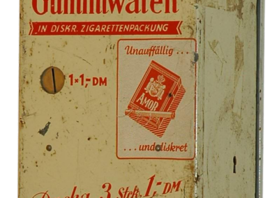 Nr. 17 – Kondomautomat,  „Amor“, Modell: wahrscheinlich Hercules, Farbe: Weiß, Rote Beschriftung