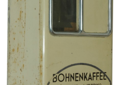 Nr. 19 – Kaffeemühlenautomat, Modell: Unkekannt, Farbe: Weiß, schwarze Beschriftung