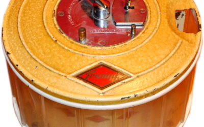 Nr. 25 – Trumpf-Schokolade-Thekenautomat, Modell: , Farbe: Hammerschlag Gold, Rot