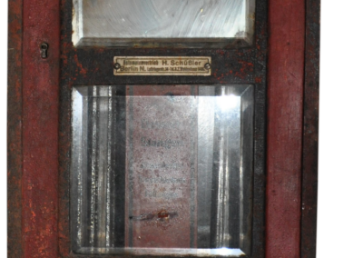 Nr. 61 – Automat für Süssigkeiten, Modell: Unbekannt, Farbe: Rot, schwarz